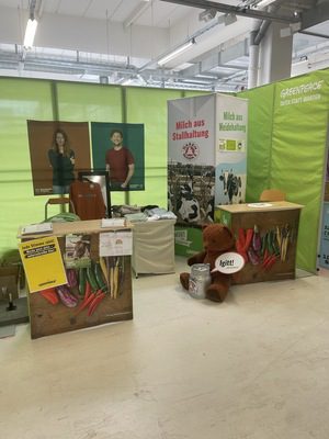 V-Partei³ kritisiert Greenpeace für Milchkampagne auf Veganmesse