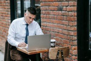 Mobiles Büro im Gepäck – So klappt das Arbeiten von unterwegs